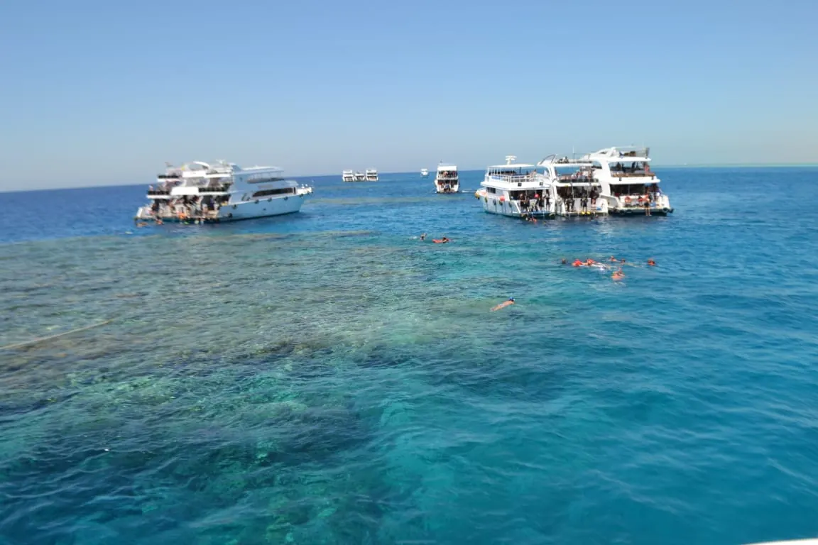Лодки на прозрачной бирюзовой воде.